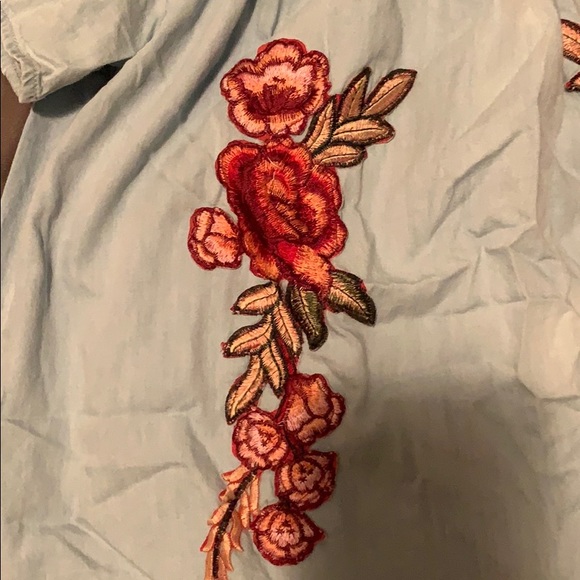 Off the shoulder summer time shirt 🌞 - Picture 3 of 4